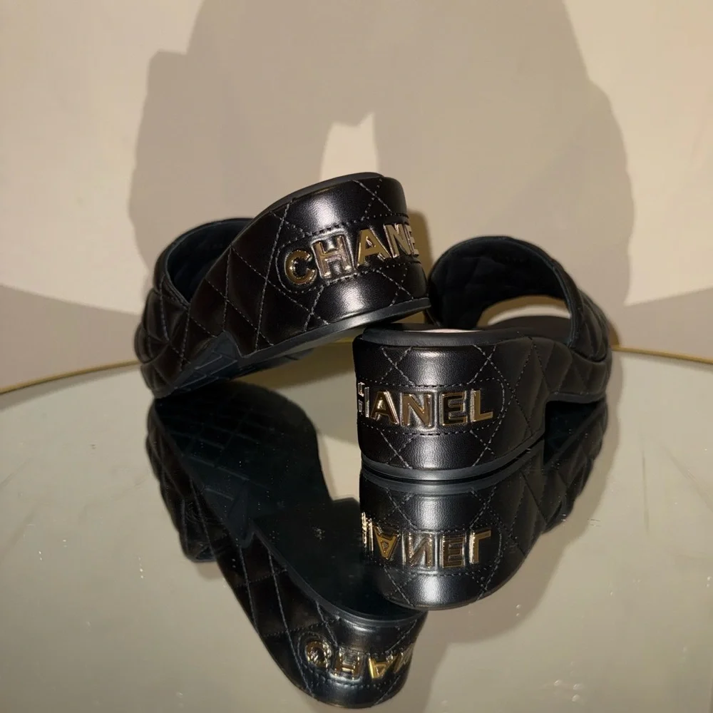 CHANEL Dad sandals Quilted leather CC logo  slide 38 - Picture 9 of 17